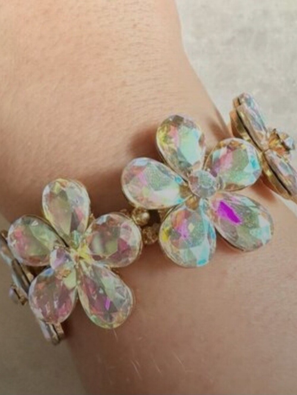Beautiful Iridescent Crystal Flower Stretch Bracelet - Goldtone